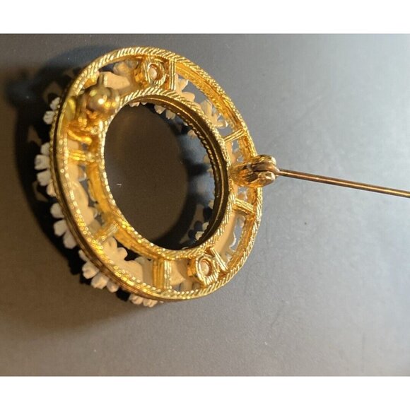 Vintage Flower Power Daisy Wreath Hippie Boho White Yellow Enamel On Gold Tone - Picture 6 of 8